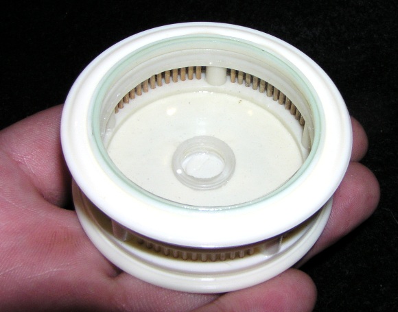 画像: プラスチック製、極薄太鼓型・虫管〔ヒバリ類飼育用〕